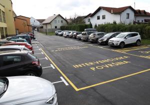 Foto2 Okolica Osnovne šole Venclja Perka dobiva povsem novo podobo. Prenovljene so bile dotrajane podzemne napeljave in na novo urejeno parkirišče in okolica šole.